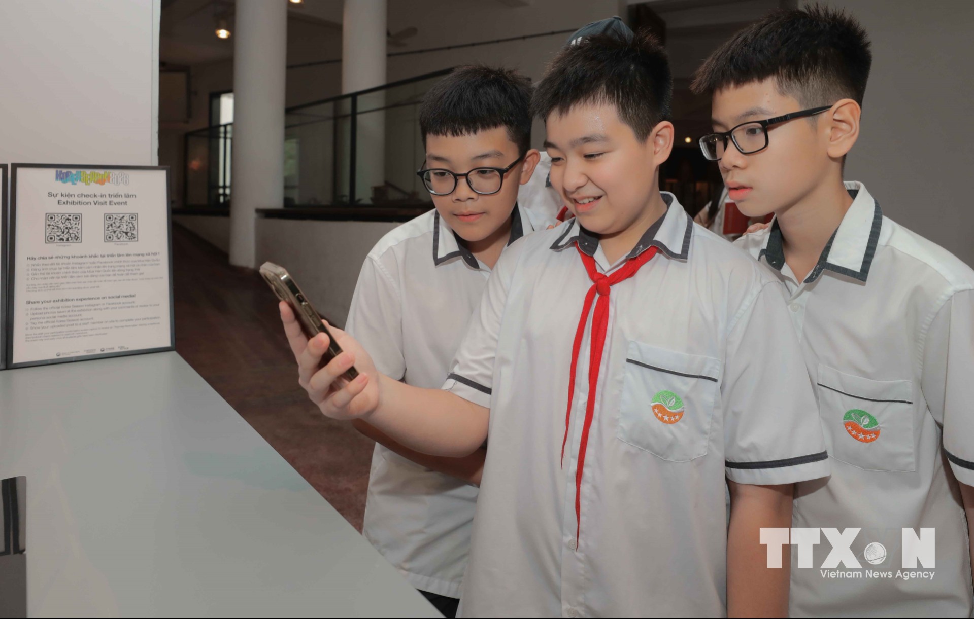 Chỉ với thao tác quét mã QR, du khách có thể dễ dàng tra cứu thông tin về hiện vật, tìm hiểu nội dung trưng bày và gửi ý kiến đóng góp, góp phần nâng cao chất lượng phục vụ tại Bảo tàng. (Ảnh: Phan Phương/TTXVN)
